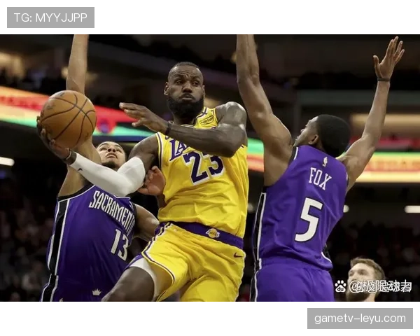 詹姆斯稳定发挥助湖人稳步提升 再夺关键胜利