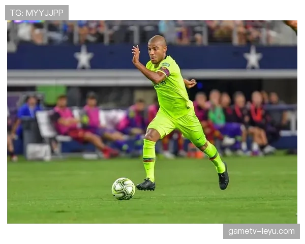 拉菲尼亚对沙特联赛的浓厚兴趣,状态回暖或将成为新赛季的亮点球员。 拉菲尼亚对沙特联赛的浓厚兴趣,状态回暖或将成为新赛季的亮点球员。