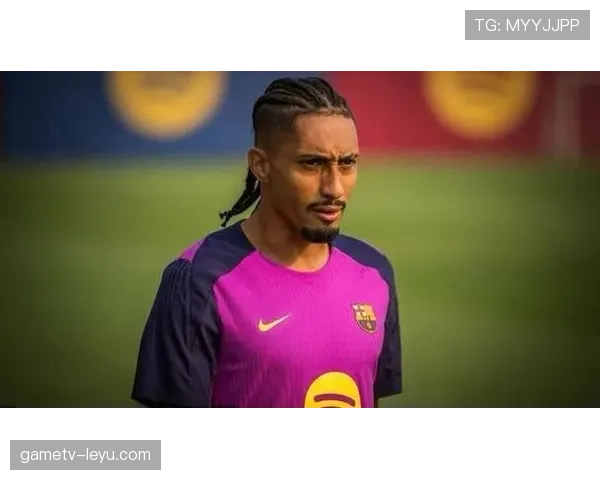 拉菲尼亚训练完直接去接孩子放学，球鞋还没换