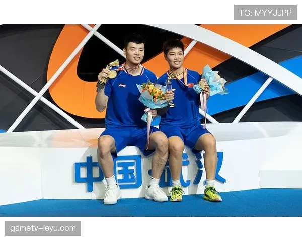 黄东萍领奖台千金礼服，下场穿拖鞋拎菜篮，明星和邻家阿姨只差一件外套